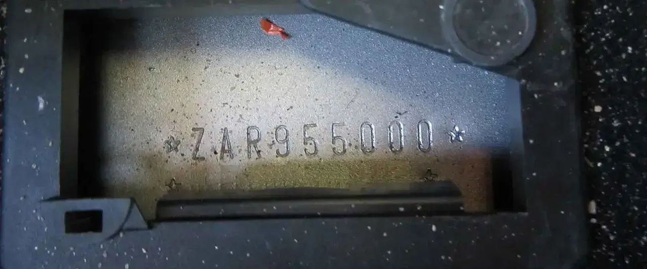 La punzonatura dove si trova il numero di telaio, con il codice ZAR955000, è visibile su una superficie metallica.
