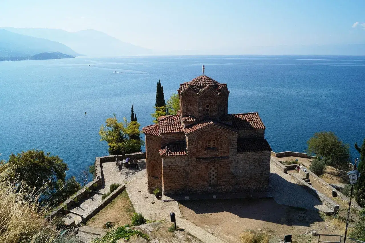 Kościół św. Jana w Kaneo, jedna z głównych macedonia atrakcje, malowniczo położony nad jeziorem Ochrydzkim.