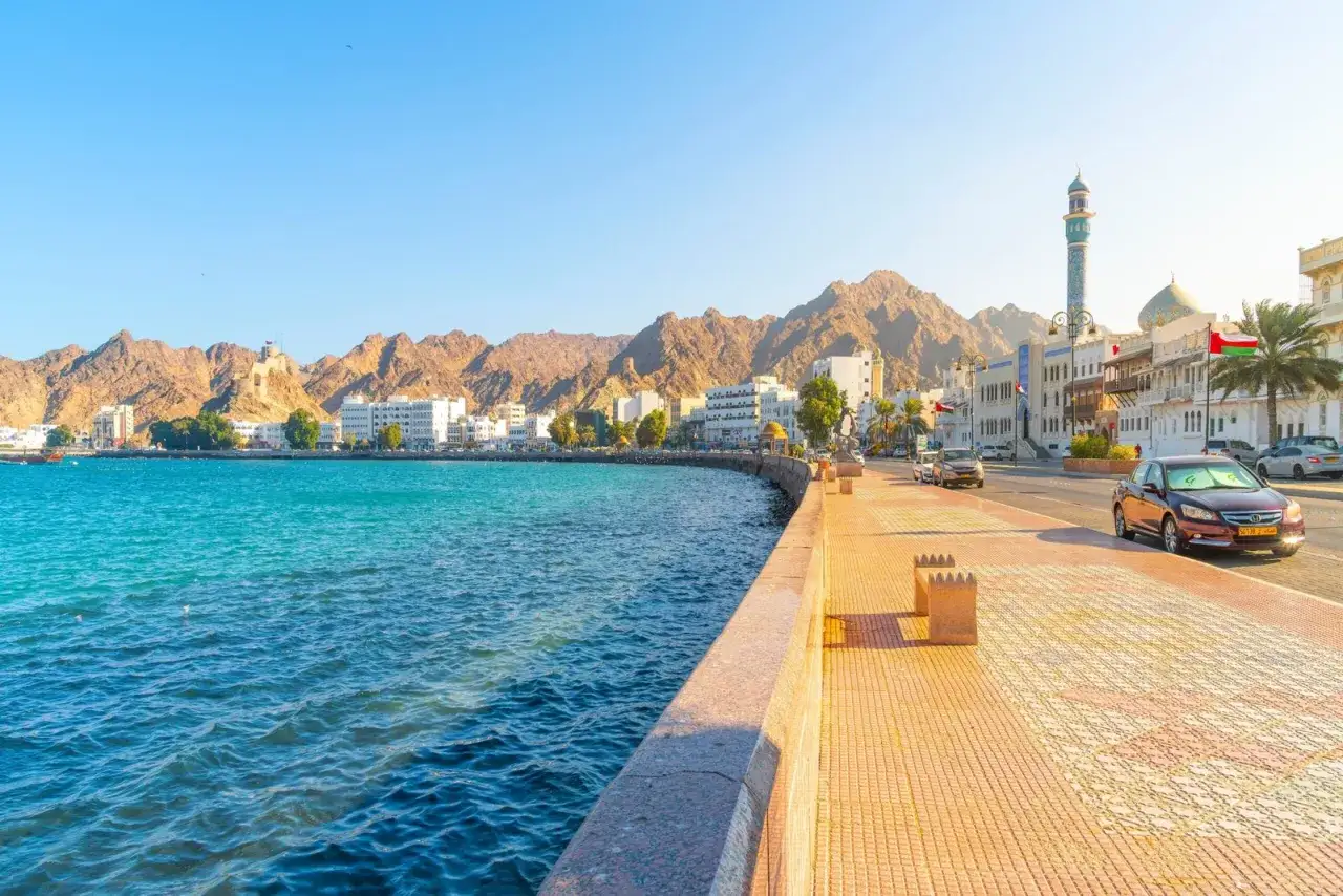 Nadbrzeże w Maskacie, Oman. Czy Oman jest bezpieczny? Tak, to spokojne miasto z pięknym widokiem na morze i góry.