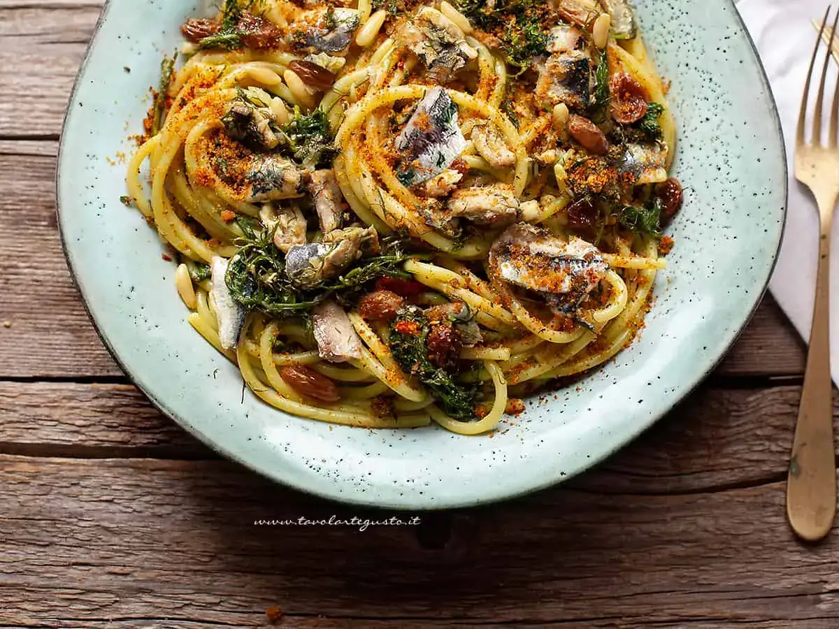 Un piatto di pasta con le sarde semplice in bianco, condita con erbe aromatiche, pinoli e pangrattato tostato.