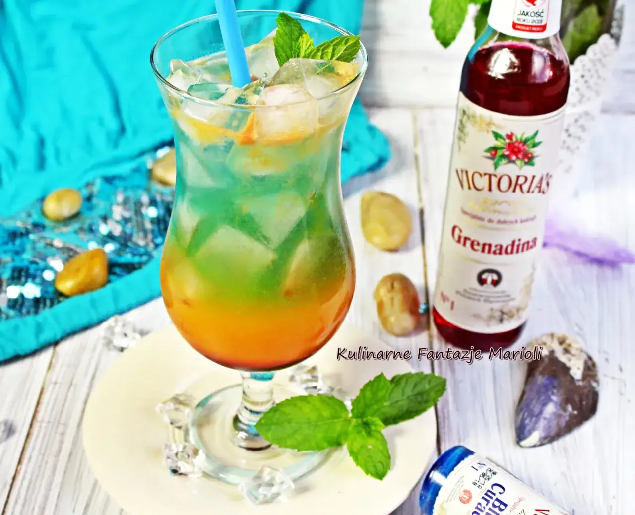 kolorowy drink z sokiem malinowym i miętą