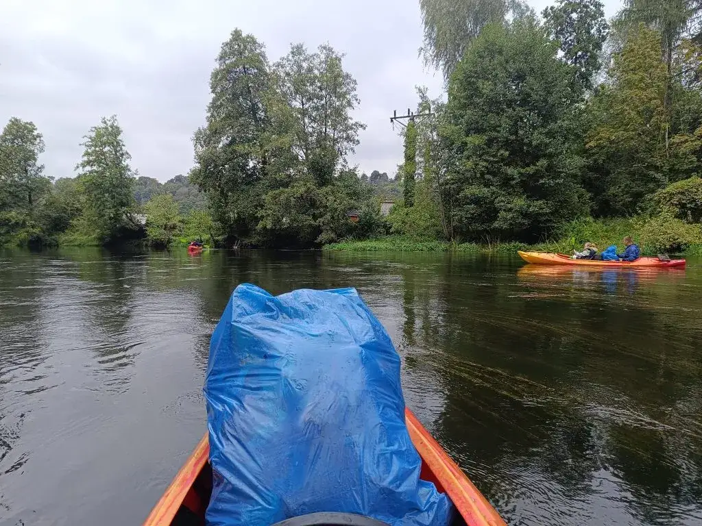 strój na kajaki słoneczny dzień