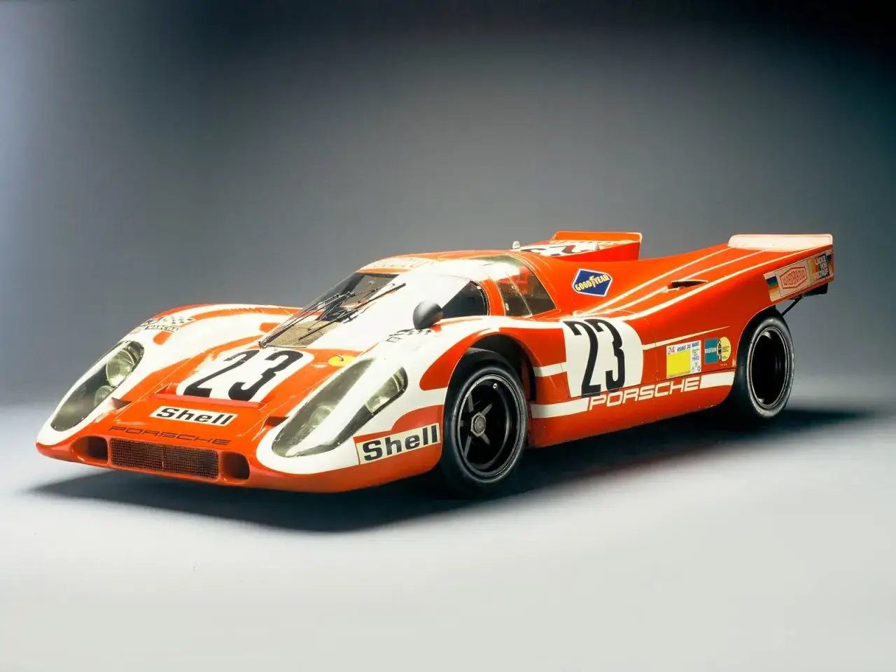 Ein leuchtend oranger Porsche Rennwagen mit der Startnummer 23 und 