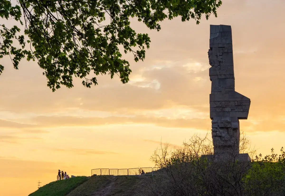 Pomnik Obrońców Wybrzeża na Westerplatte. Zachód słońca nad miejscem, gdzie rozpoczęła się II wojna światowa.