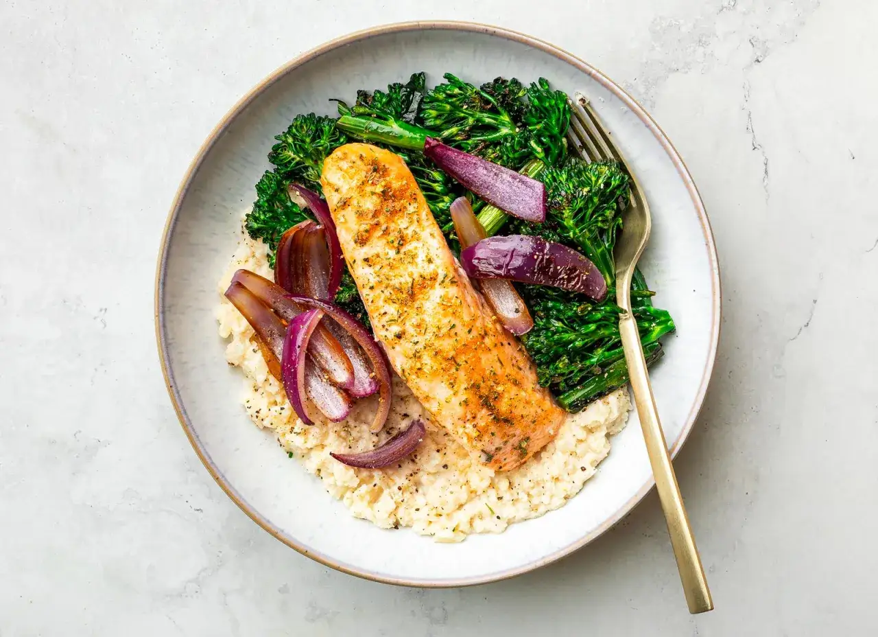 Laxfil&eacute; med ugnsrostad broccoli och r&ouml;dl&ouml;k p&aring; en b&auml;dd av blomk&aring;lsmos. Ett perfekt keto recept f&ouml;r en h&auml;lsosam middag.