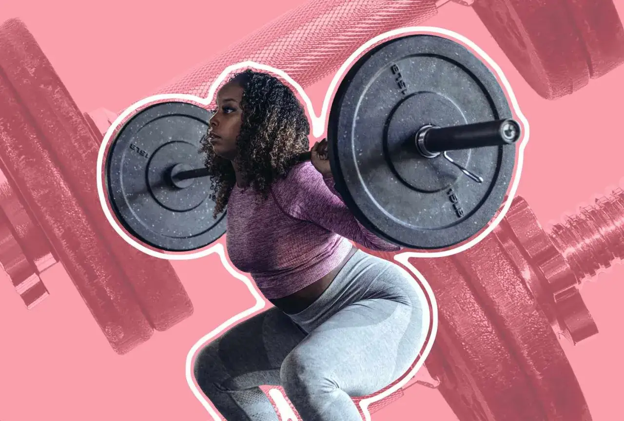Frau macht Kniebeugen mit Langhantel. Gewichtszunahme durch Sport wie viel ist normal? Muskelaufbau kann das Gewicht erh&ouml;hen.