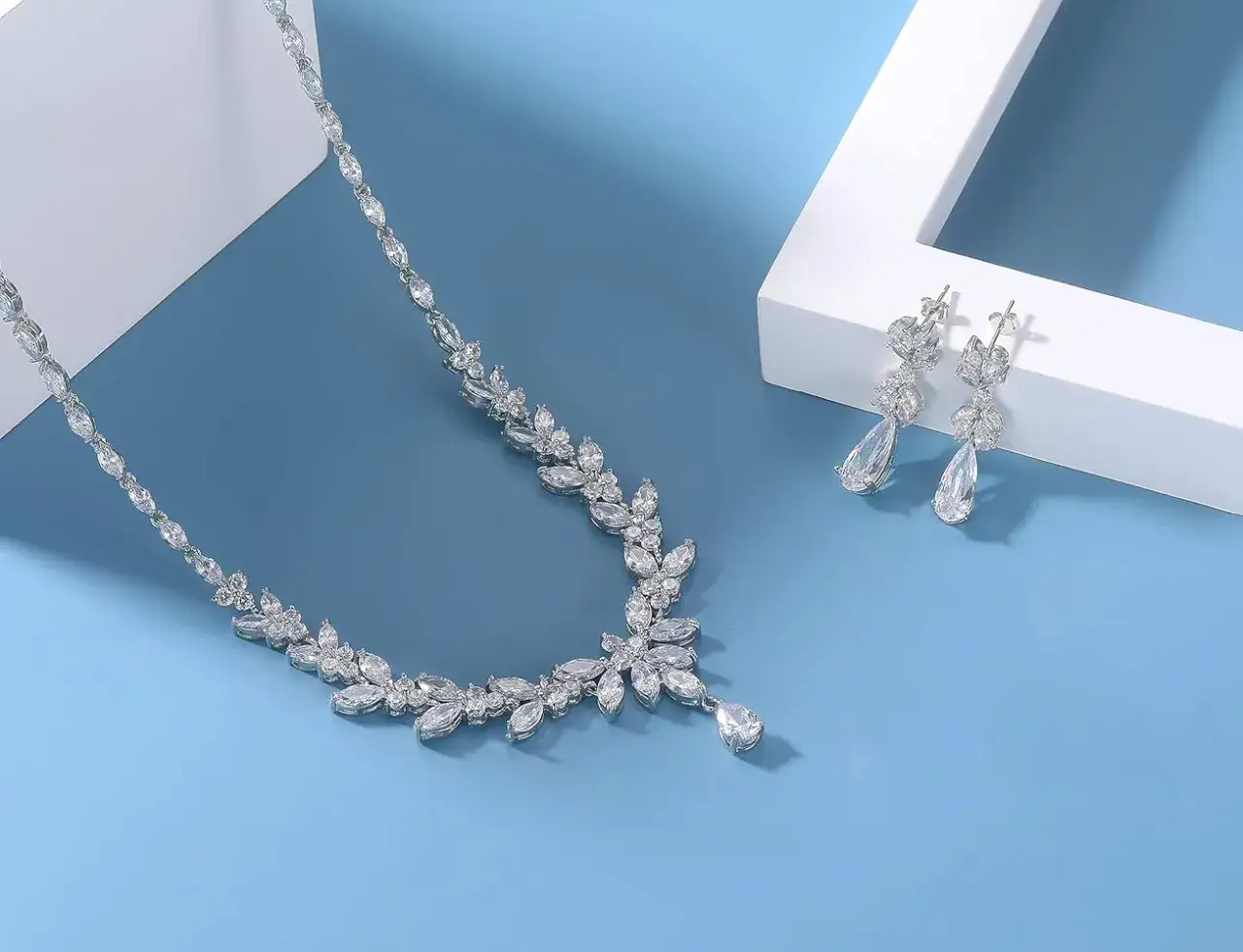 Set di collana e orecchini in oro bianco 925, un gioiello prezioso che esalta il suo valore con cristalli scintillanti.