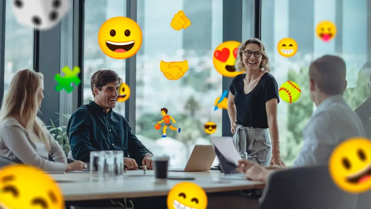 Glada kollegor i m&ouml;tesrum med emojis som symboliserar samarbete och positiv energi. F&ouml;rst&aring;else f&ouml;r emoji betydelse i arbetslivet.