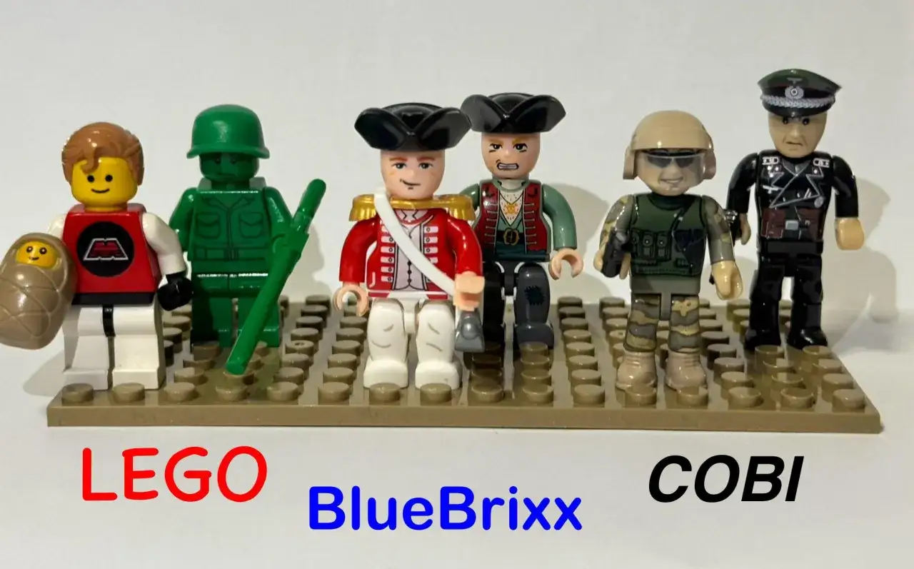 Sechs Figuren von verschiedenen Klemmbaustein Herstellern: LEGO, BlueBrixx und COBI.