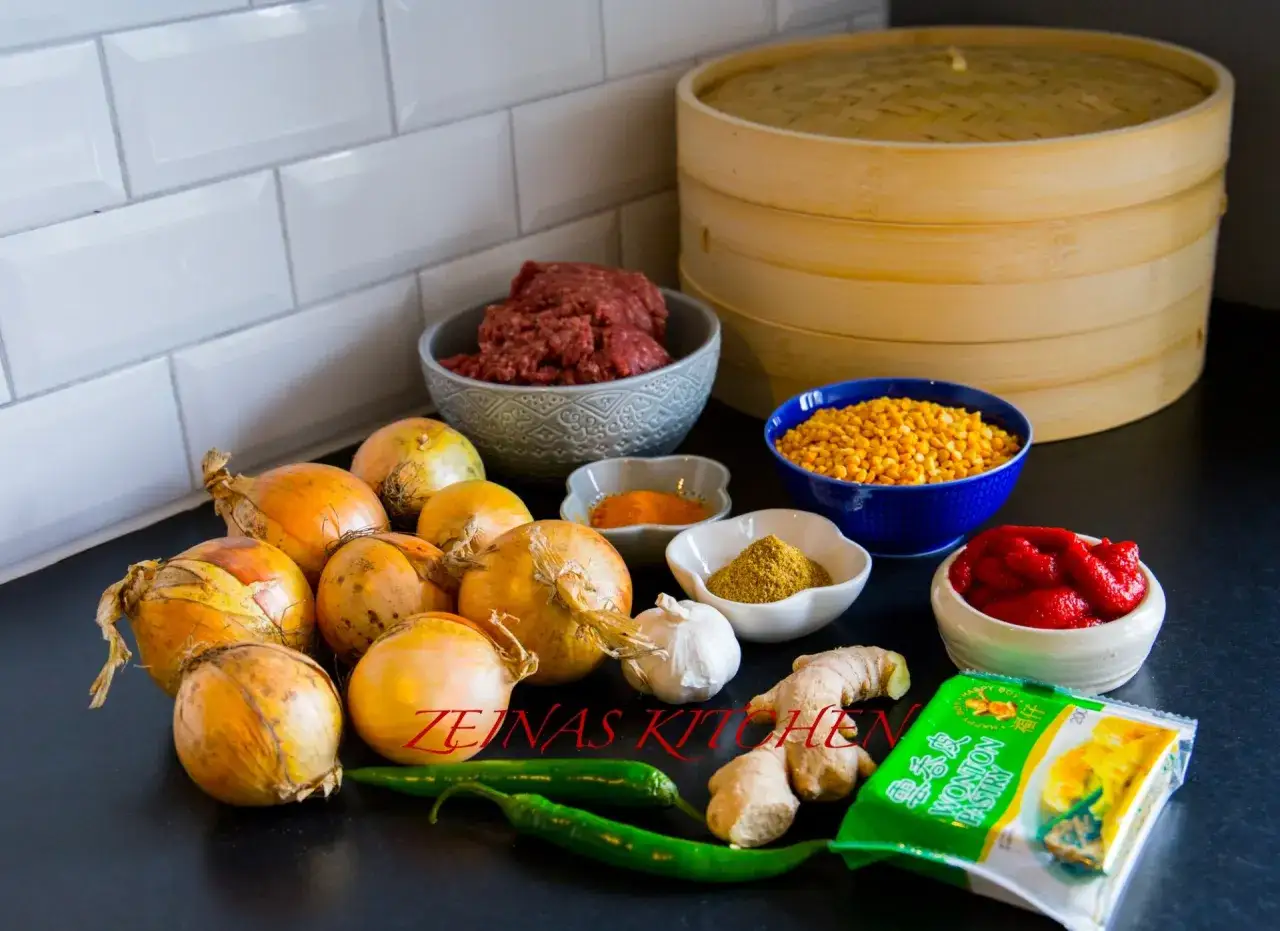 Förberedelser för afghansk **mantu**: köttfärs, lök, vitlök, ingefära, chili, linser, tomatpuré och kryddor.