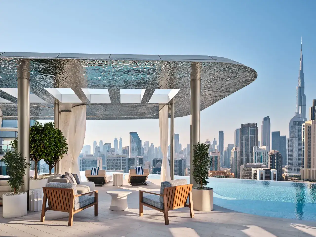 Luksusowy basen na dachu z widokiem na panoramę Dubaju. Idealne miejsce na wymarzone dubaj wczasy.