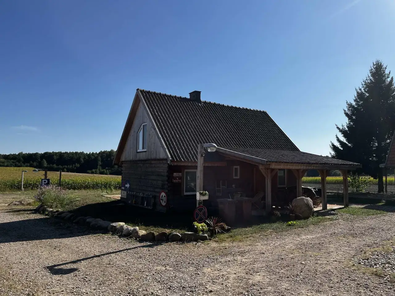 Urokliwa agroturystyka na wsi. Drewniany domek z werandą, otoczony zielenią i polami kukurydzy. Idealne miejsce na wypoczynek.
