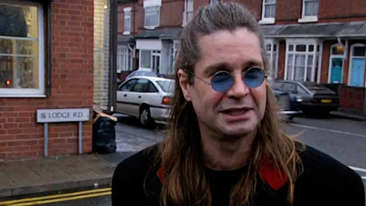 Ozzy Osbourne, geboren in Birmingham, steht vor H&auml;usern in der Lodge Rd.