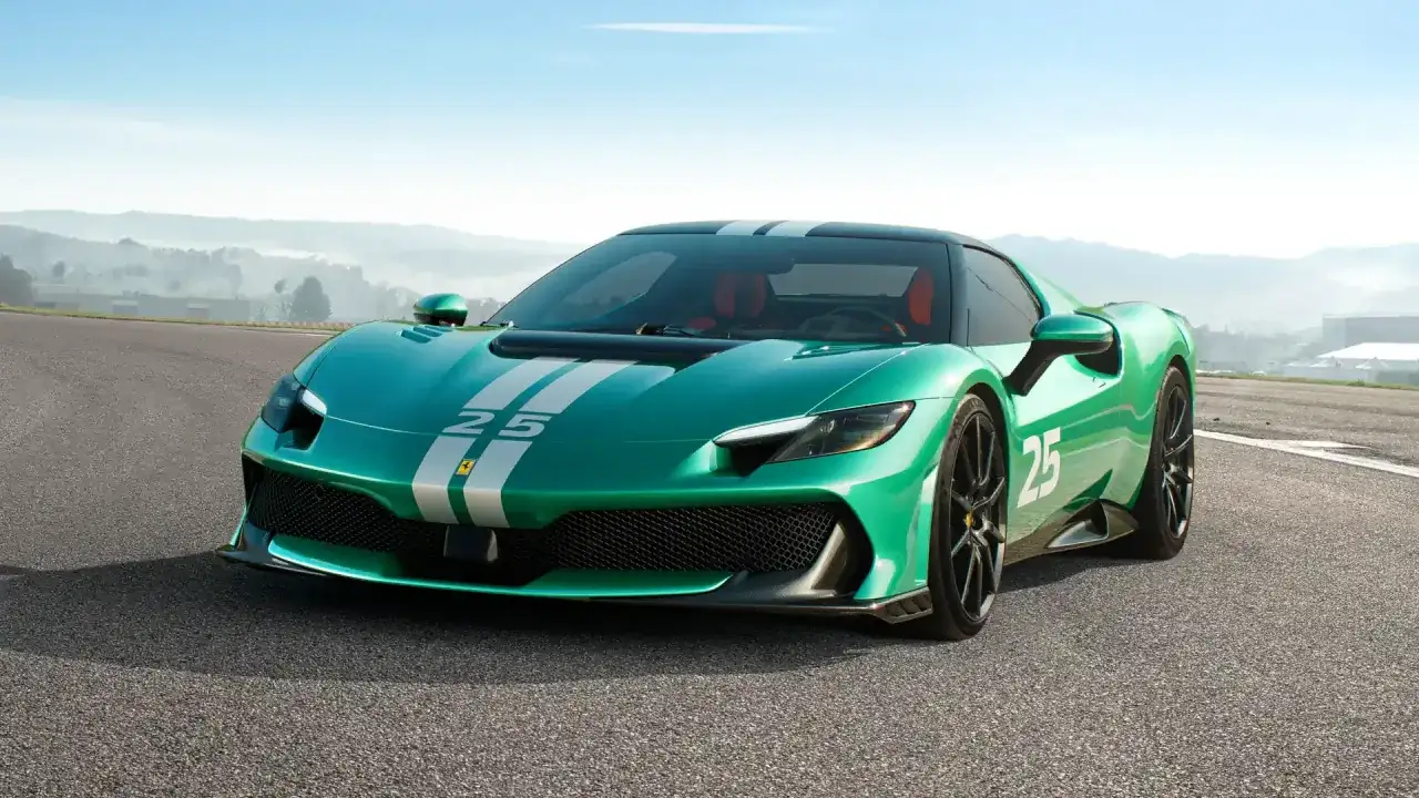 Zielony Ferrari 296 GTB z białymi pasami i numerem 25 na masce i drzwiach, gotowy do wyścigu.