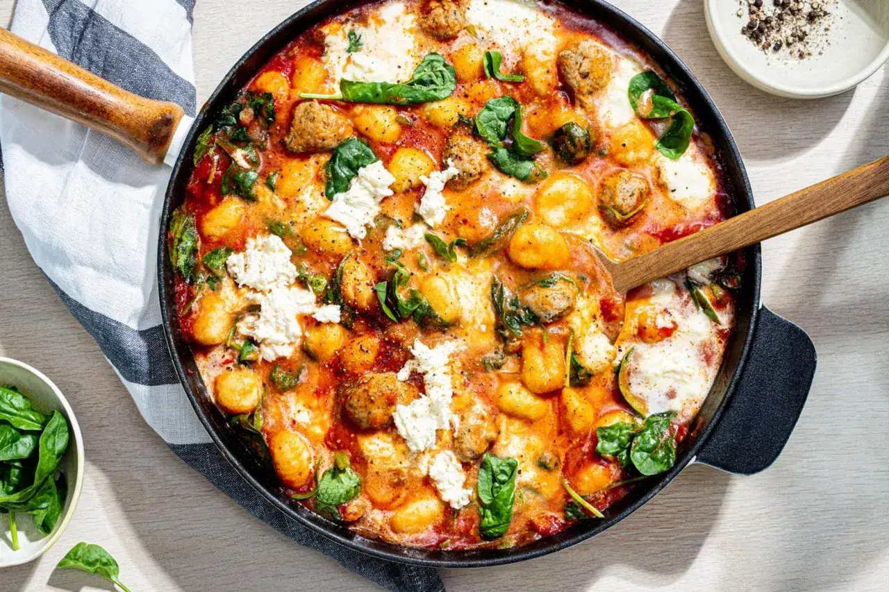 En panna med kr&auml;mig gnocchi salsiccia, spenat och ricotta. En h&auml;rlig middag som ser fantastisk ut.