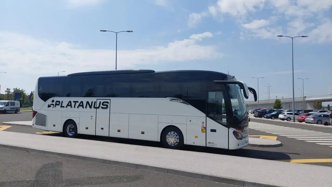Autobus firmy Platanus czeka na pasażerów na lotnisku w Dubrowniku.