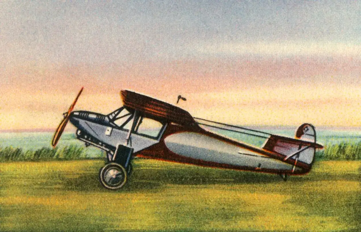Ein einmotoriges Flugzeug mit Propeller steht auf einer gr&uuml;nen Wiese. Der Himmel ist in Pastellt&ouml;nen gehalten. Dieses Flugzeug ist Teil des 