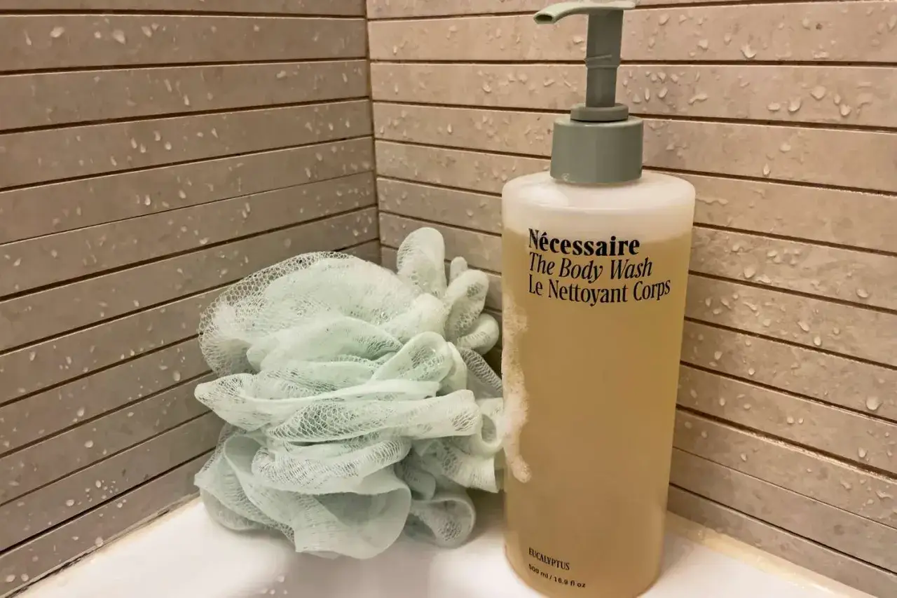En duschsvamp och en flaska Necessaire The Body Wash med eukalyptusdoft. Perfekt f&ouml;r att motverka torr hud p&aring; kroppen.
