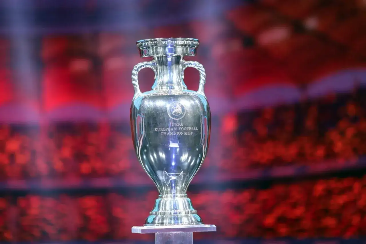 Trofeum Mistrzostw Europy w Piłce Nożnej, symbol wieloletniej historii i emocji.