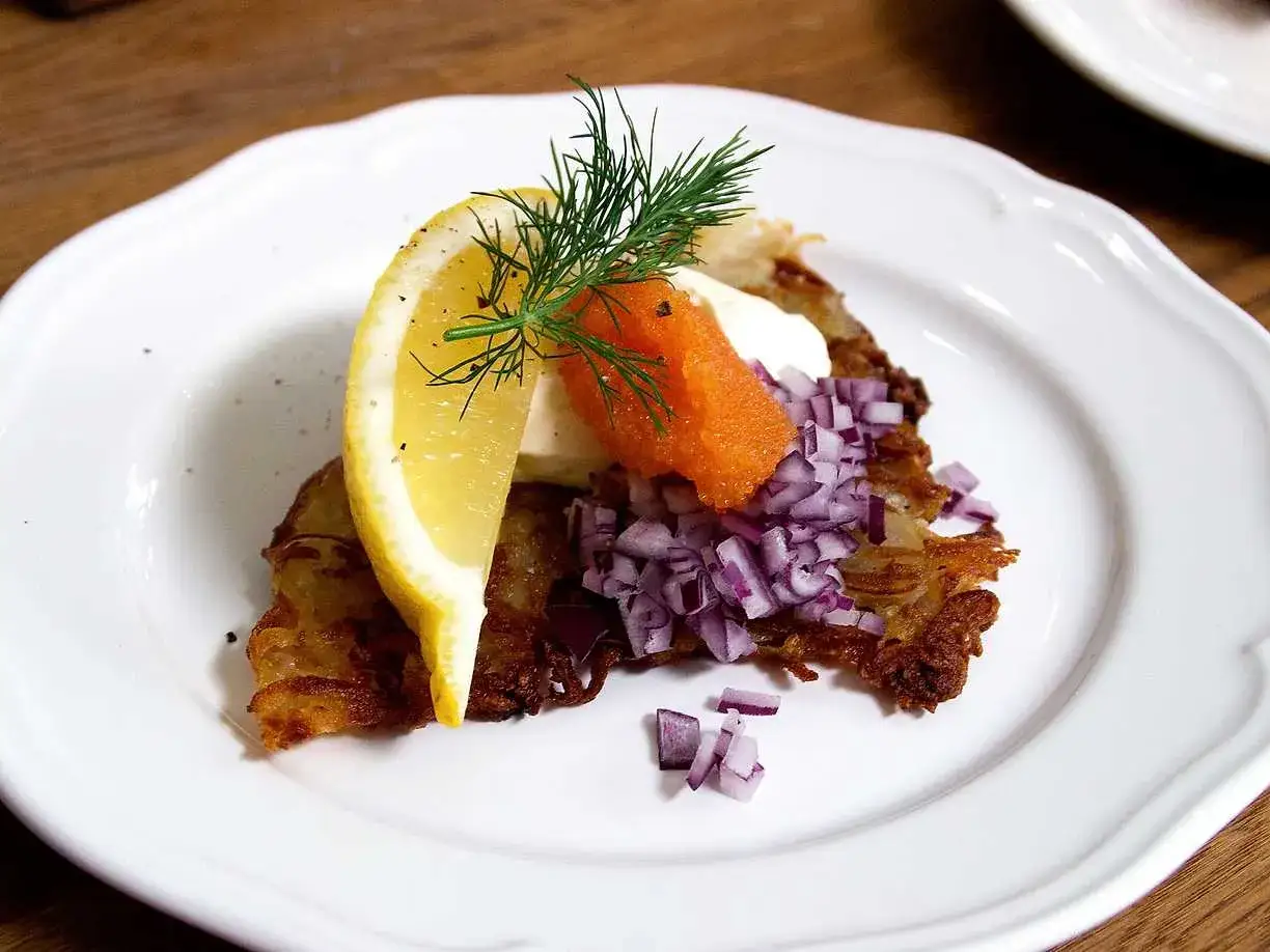 En krispig r&aring;raka i ugn toppas med gr&auml;ddfil, rom, finhackad r&ouml;dl&ouml;k, citron och dill. En klassisk svensk delikatess.