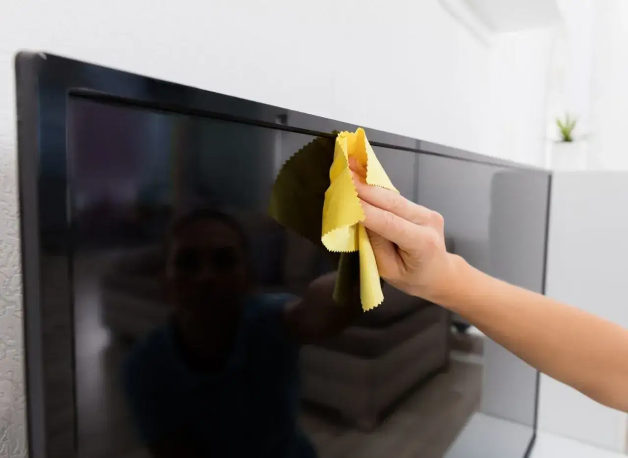 Delikatna żółta ściereczka do ekranu telewizora. Dowiedz się, czym umyć ekran telewizora, by był idealnie czysty.