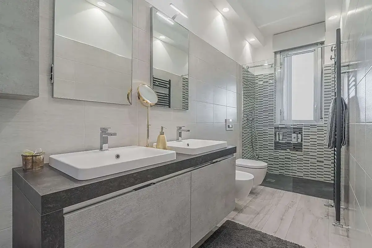 Bagno moderno con doppio lavabo, doccia e sanitari. Un'idea per capire quanto costa rifare un bagno di 5mq con finiture di pregio.