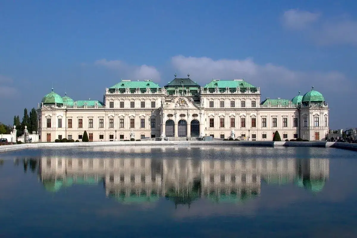 Schloss Belvedere in Wien: Ein Spiegelbild der Pracht. Hier kann man Kunst und Geschichte erleben, was man in Wien machen kann.