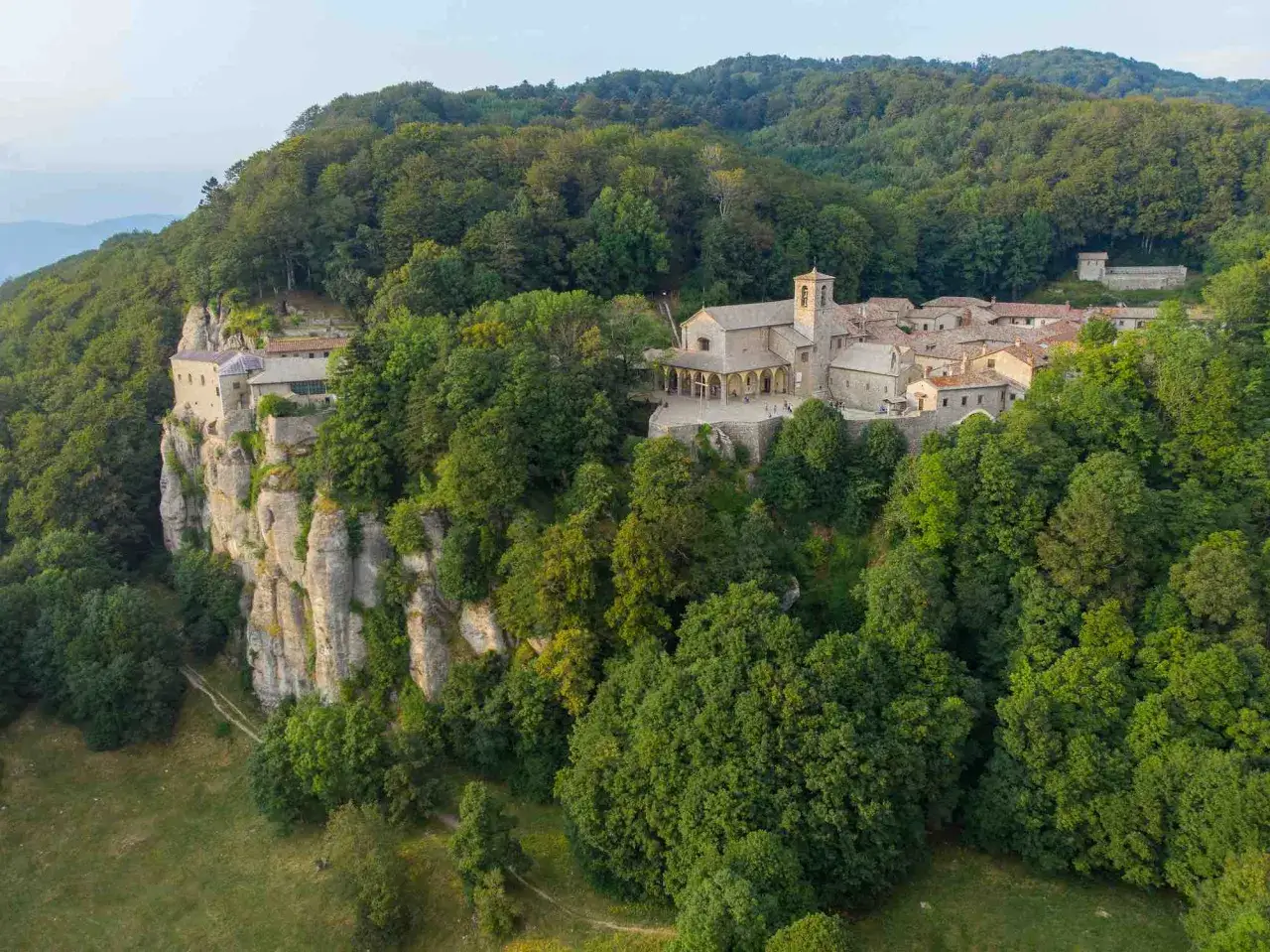 Il Santuario della Verna, arroccato su uno sperone roccioso, è immerso nel verde di un bosco lussureggiante.