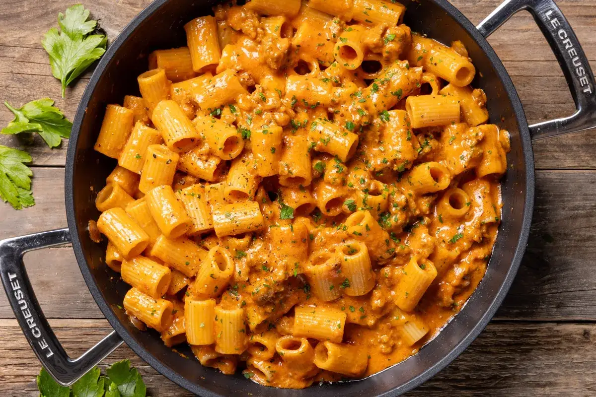 Rigatoni in una cremosa salsa rossa con carne macinata, uno dei tanti sughi per pasta che deliziano il palato.