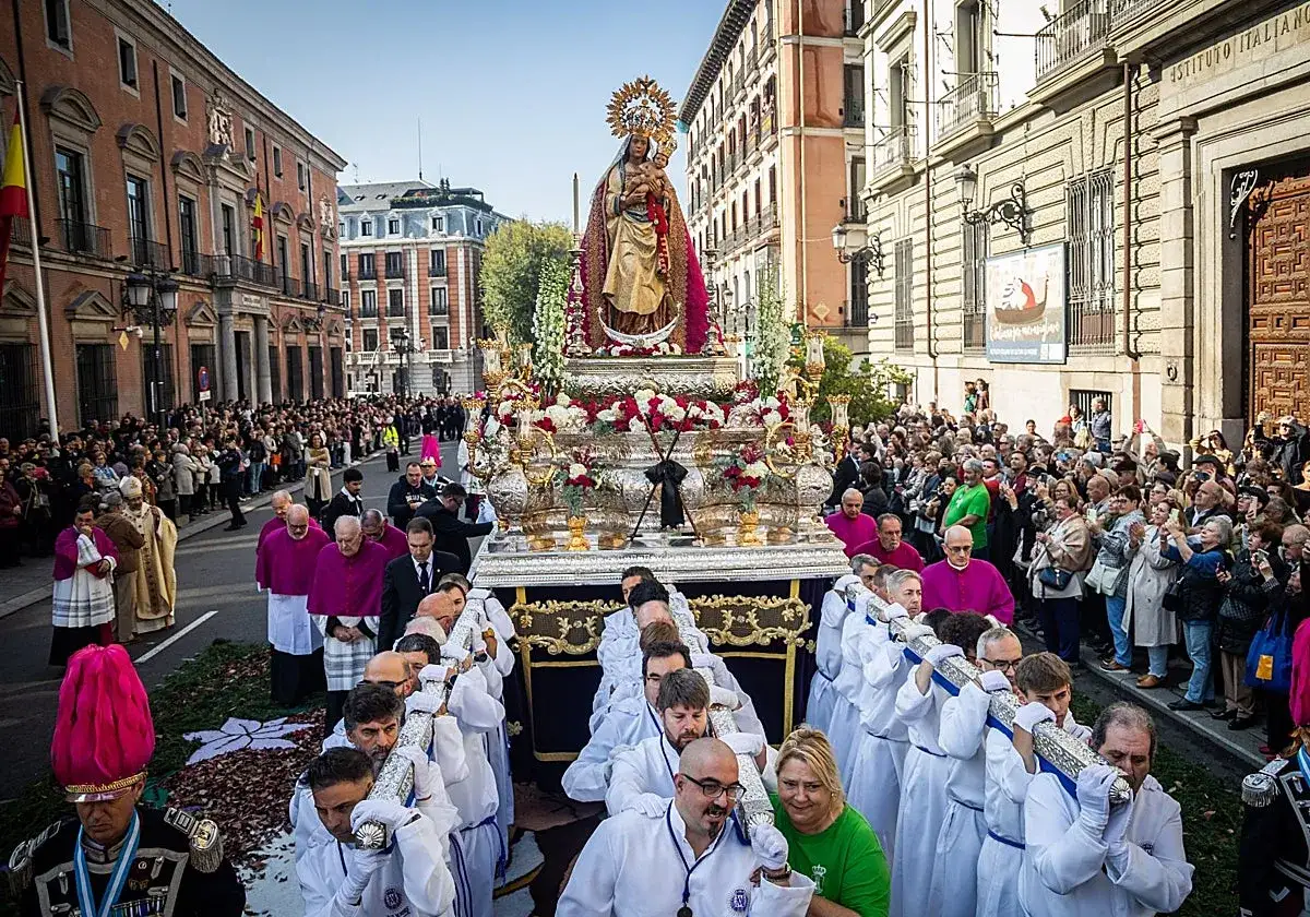 Procesi&oacute;n de la Virgen de la Almudena en Madrid, con fieles y autoridades.