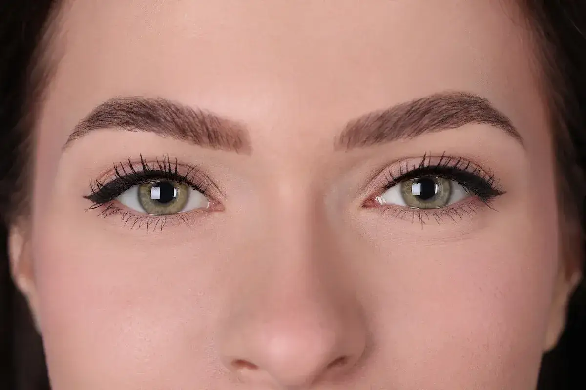 Piękne, zielone oczy z kocim wykończeniem podkreślone tuszem i eyelinerem. Ich kształty są idealnie symetryczne.