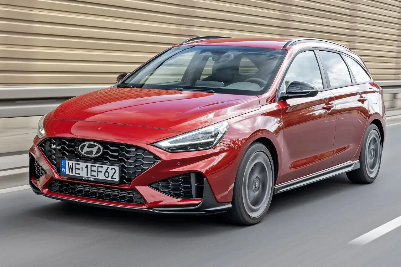 Czerwony Hyundai i30 N Line na drodze. Sprawdź atrakcyjną cenę nowego modelu!