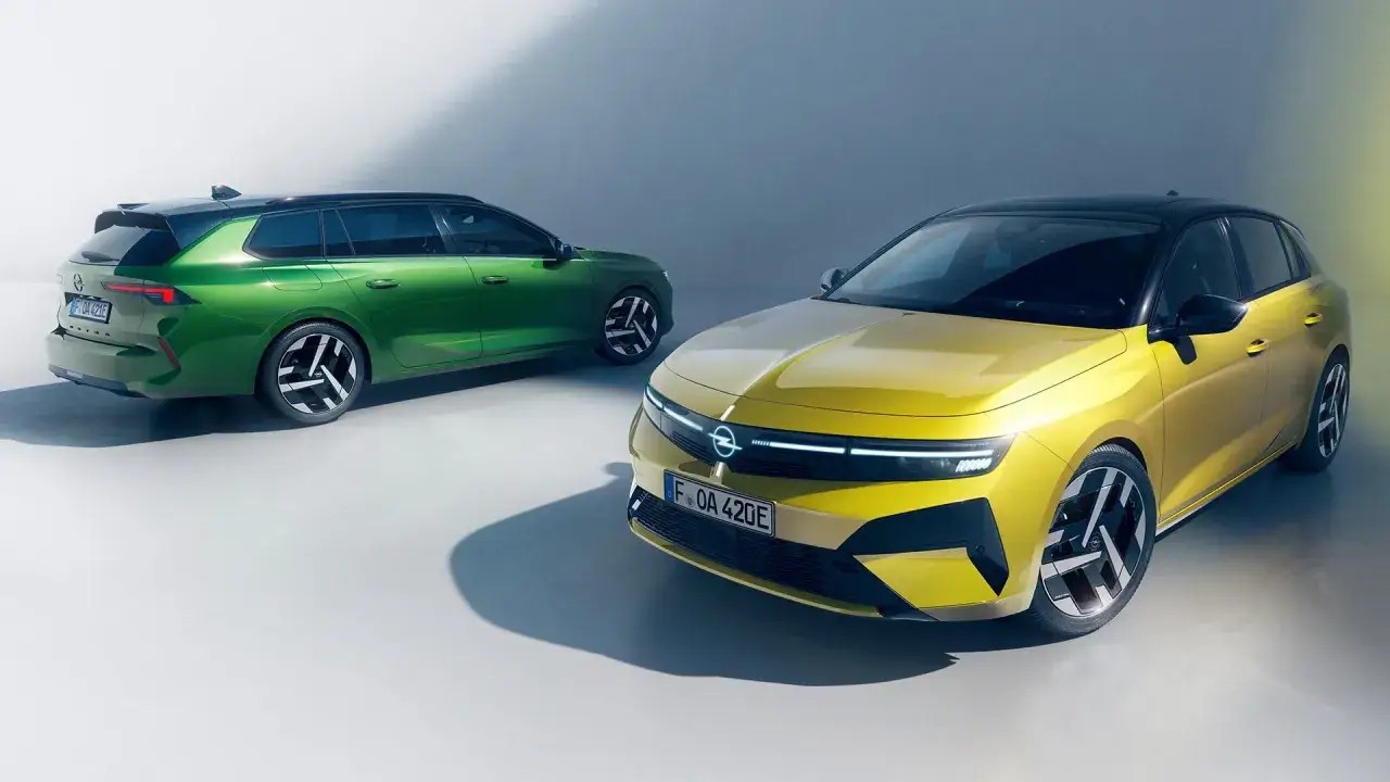 Tv&aring; Opel Astra Sports Tourer, en gr&ouml;n och en gul, st&aring;r redo. Inga problem h&auml;r, bara stilren design.