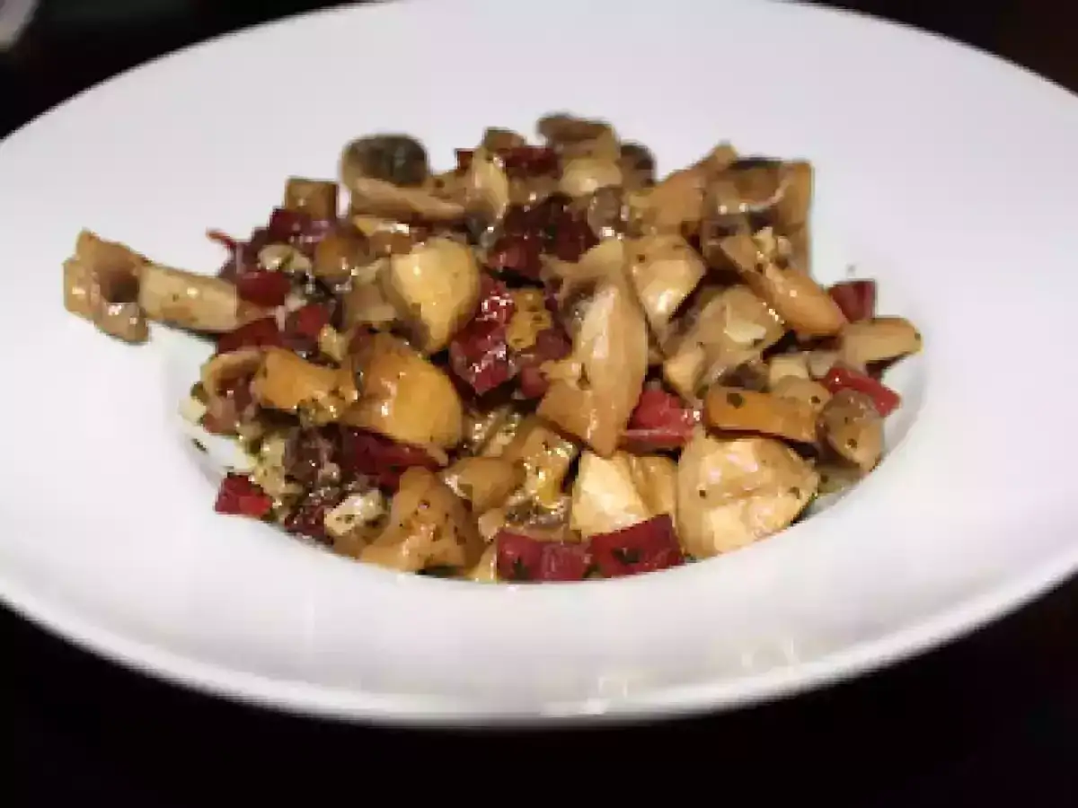 Champiñones al ajillo con jamón, un plato sencillo y delicioso.