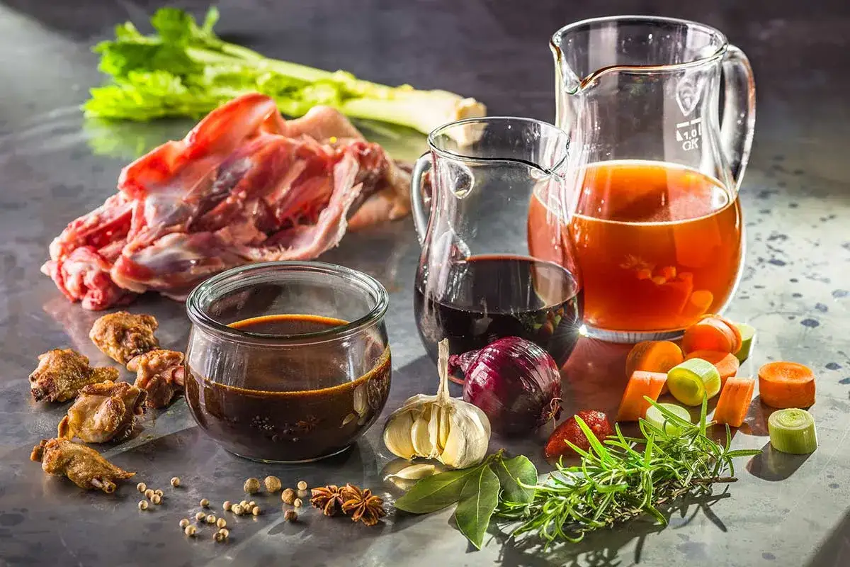 Zutaten f&uuml;r eine k&ouml;stliche **So&szlig;e zu Ente**: Entenknochen, Rotwein, Br&uuml;he, Zwiebel, Knoblauch, Karotten, Lauch, Kr&auml;uter und Gew&uuml;rze.