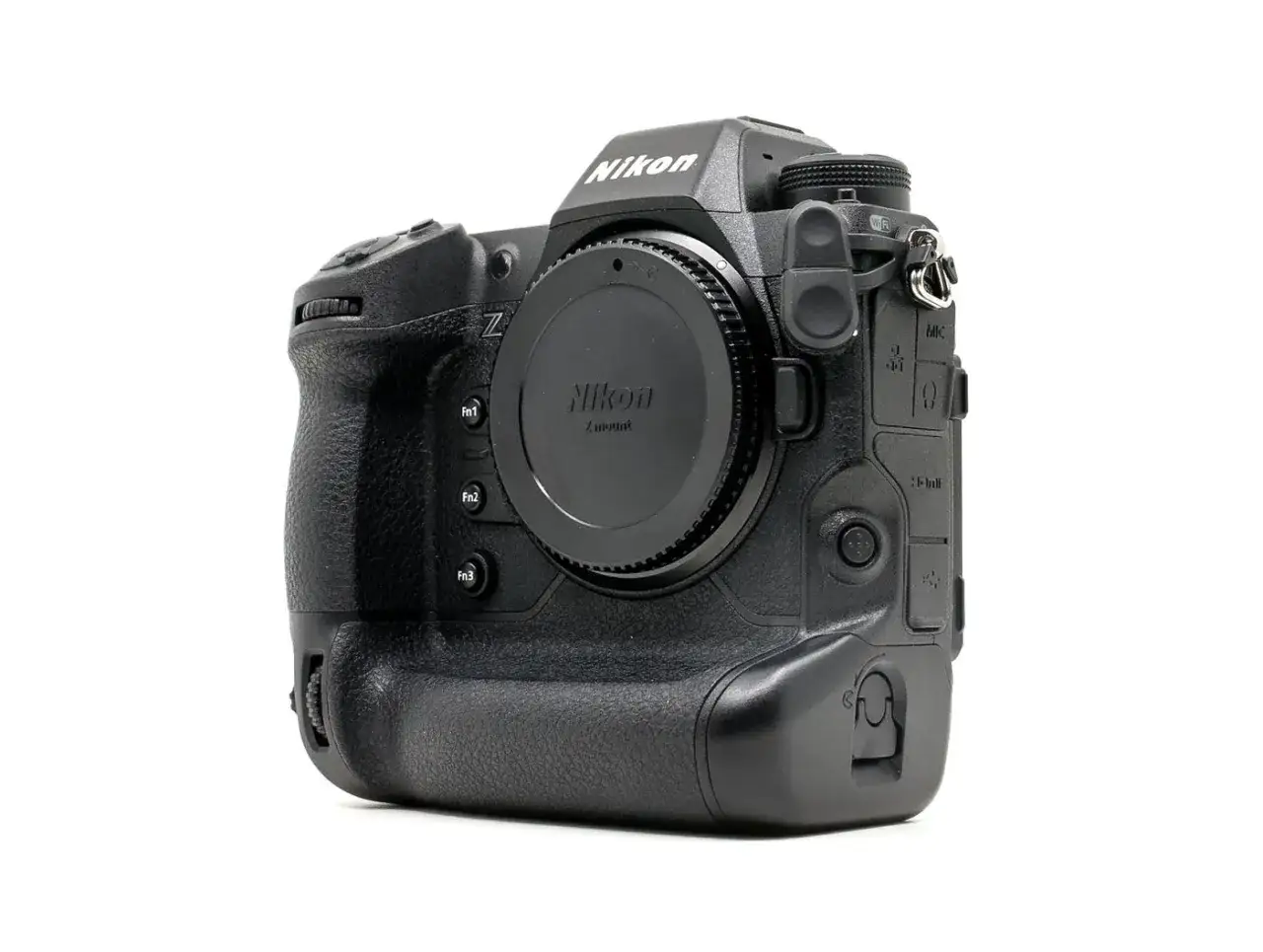 Profesjonalny aparat Nikon Z9 podczas testów. Czarny korpus z uchwytem pionowym i widocznym mocowaniem Z.