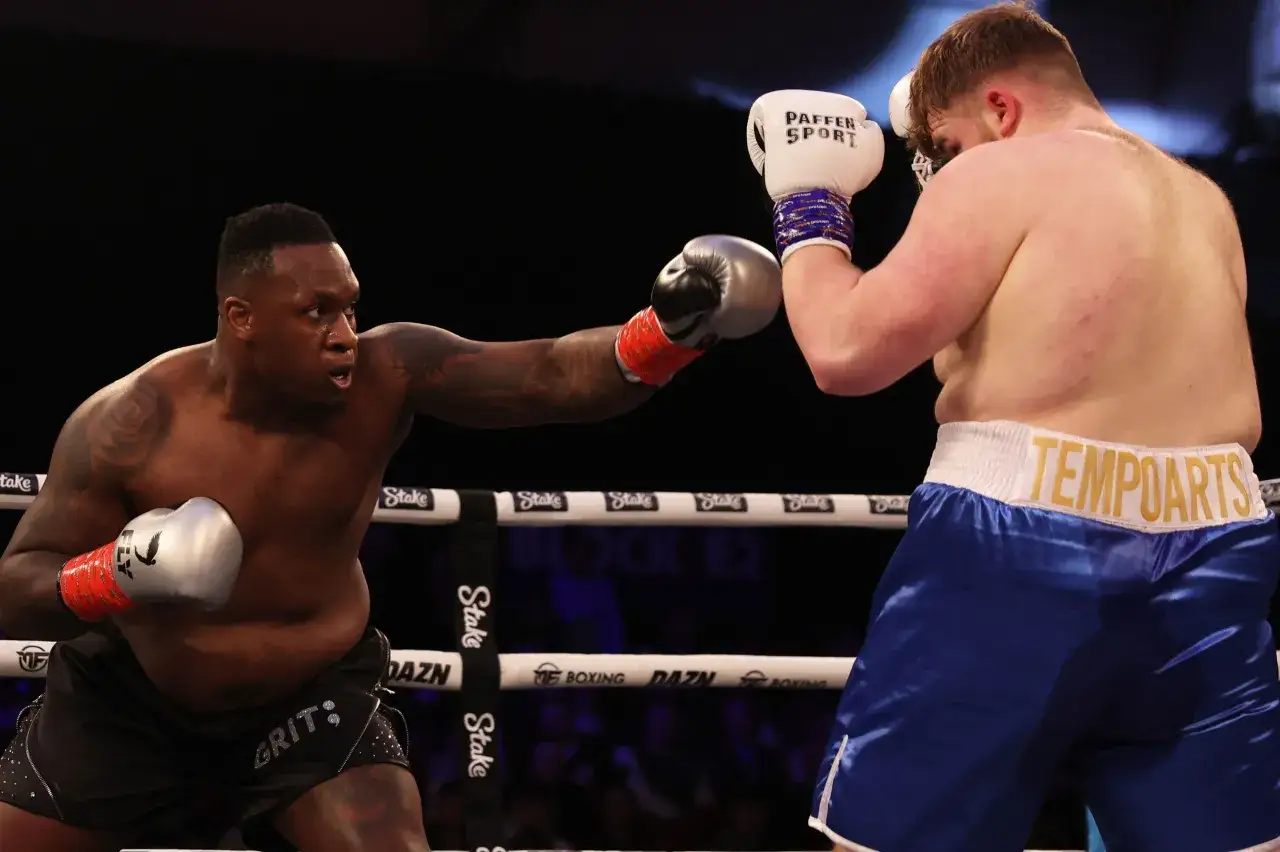 Tv&aring; boxare i ringen, en med silverf&auml;rgad handske som sl&aring;r, den andra med vit handske som blockerar. En intensiv match i misfits boxing.