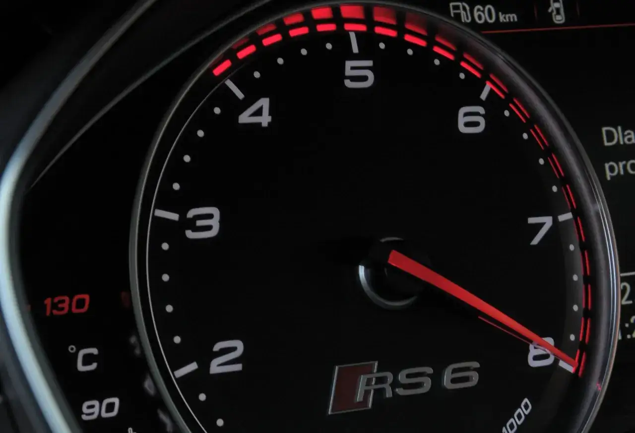 Obrotomierz Audi RS6 pokazuje, że silnik odcina przy 7000 obr./min. Czerwone pole ostrzega kierowcę.