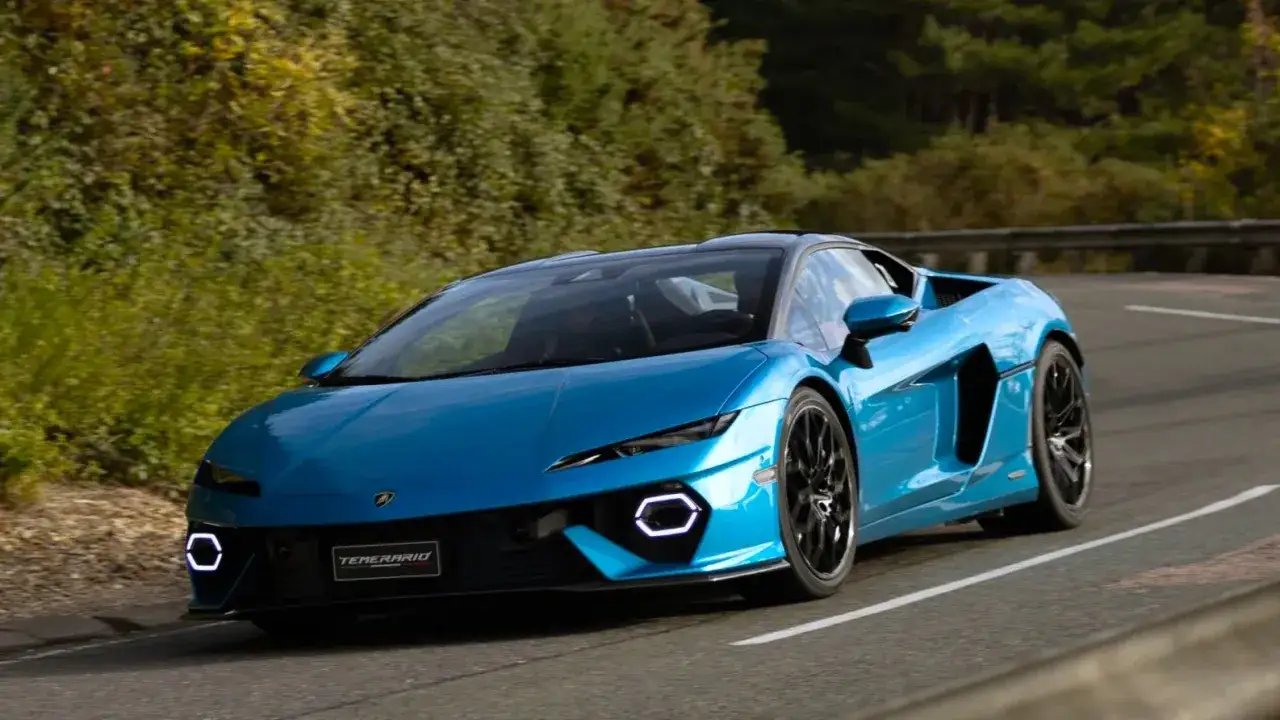 Niebieskie Lamborghini z napisem 