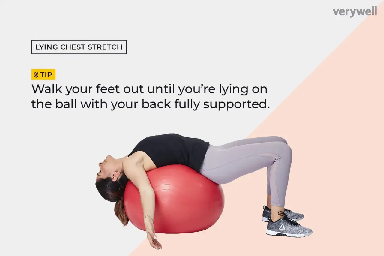 Femme effectuant un exercice avec ballon, dos cambr&eacute; sur une sph&egrave;re rouge pour un &eacute;tirement de la poitrine.