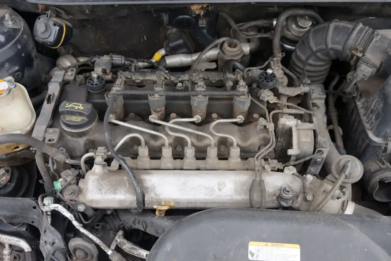 Silnik Kia Ceed 1.4 benzyna, widok z góry, z widocznymi wtryskiwaczami i przewodami paliwowymi.