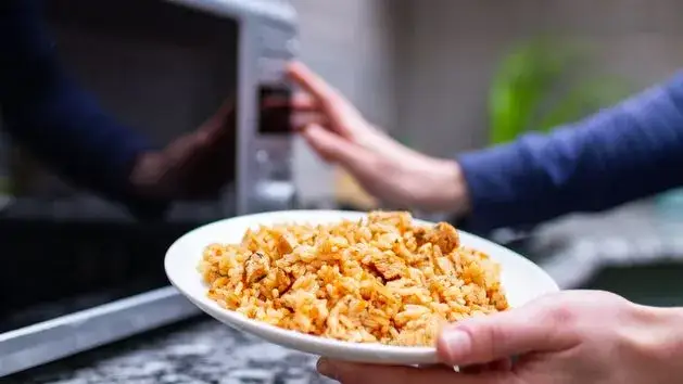 podgrzewanie posiłków cateringowych metody