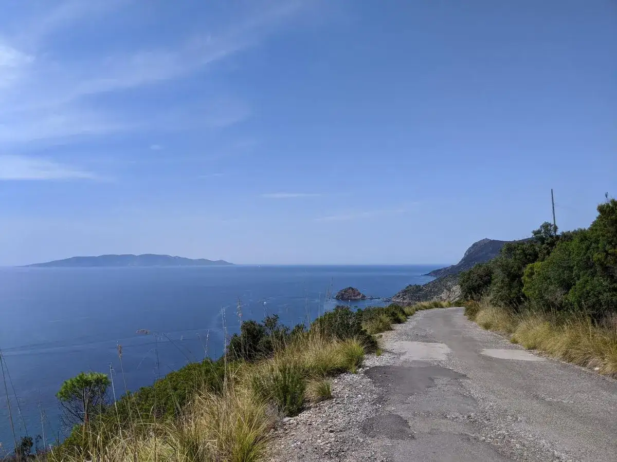 Strada panoramica con vista mare, ideale per esplorare la mappa piste ciclabili Argentario.
