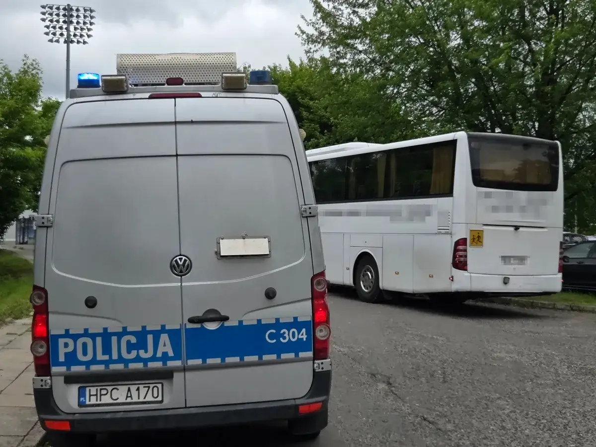 Policja czuwa nad bezpieczeństwem, gdy autokar z dziećmi rusza w drogę. Przepisy dotyczące przewozu dzieci w autokarze są kluczowe.