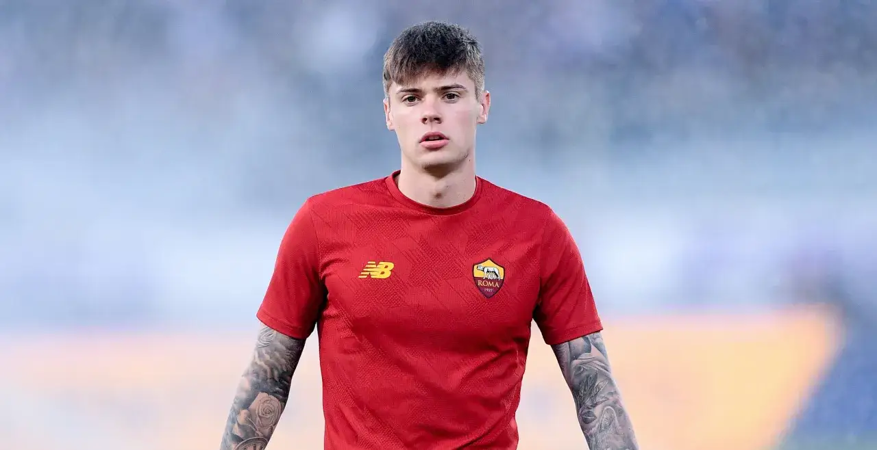 Młody piłkarz Nicola Zalewski w czerwonej koszulce AS Roma. Jego wiek to 22 lata.