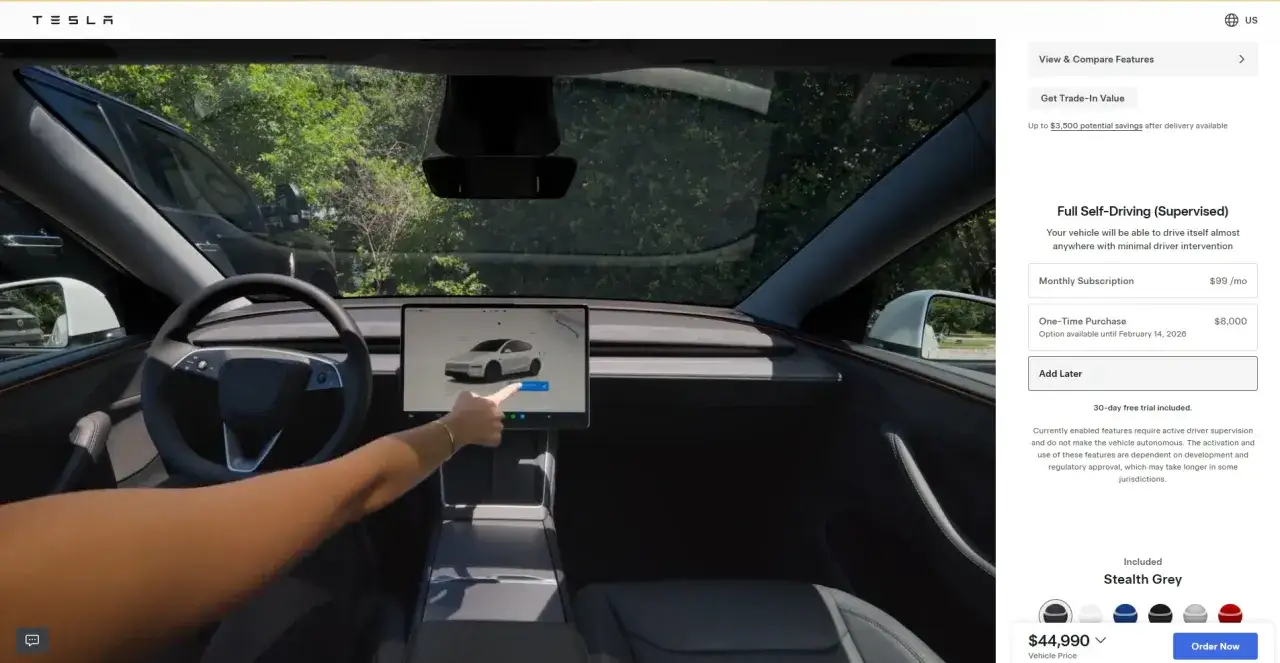 Wnętrze Tesli z ekranem dotykowym, na którym widać model samochodu. Tesla to firma znana z innowacyjnych pojazdów elektrycznych.