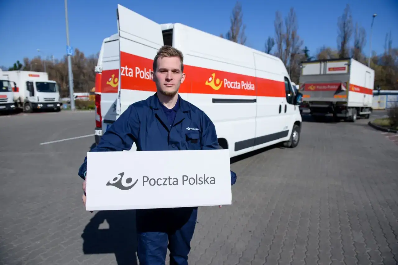 Kurier Pocztex doręcza paczkę