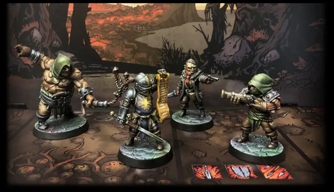 Eroi pronti all'avventura nel **darkest dungeon gioco da tavolo**. Un guerriero, un cavaliere con pergamena, un pistolero e un arciere si stagliano su un campo di battaglia minaccioso.