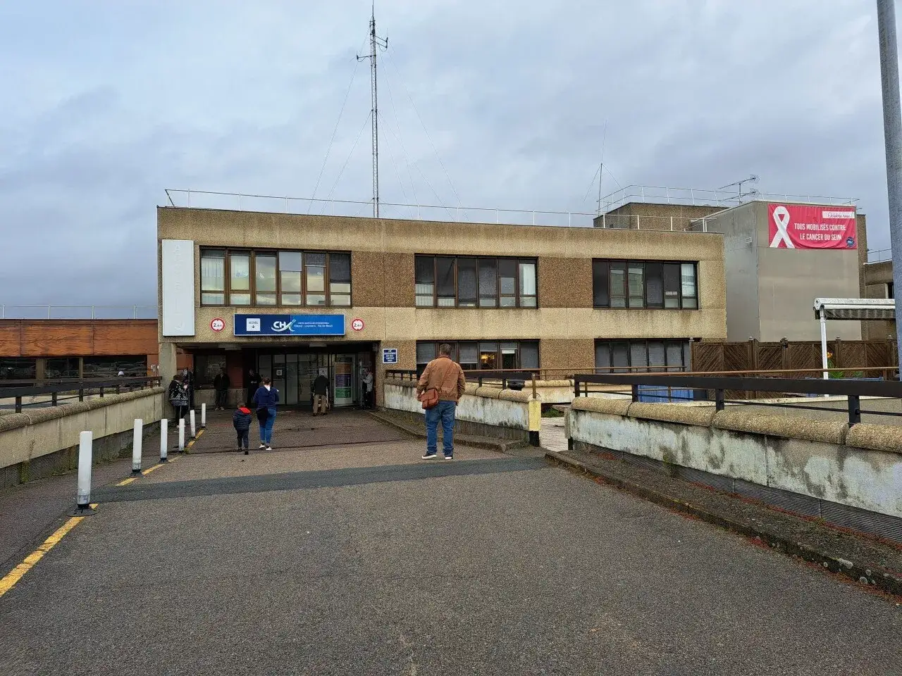 Entr&eacute;e d'un h&ocirc;pital, avec une banni&egrave;re rose 