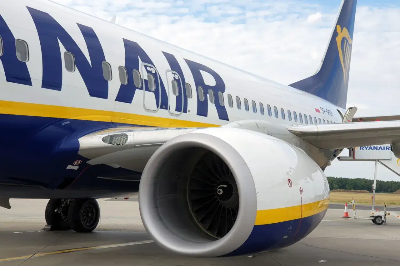 Tanie loty na majówkę? Samolot Ryanair gotowy do startu, by zabrać Cię na wymarzony wypoczynek.